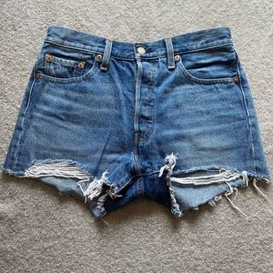 Levi Distressed Jean Short